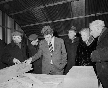 102454 Afbeelding van het bezoek van burgemeester H.J.L. Vonhoff aan het voormalige St.-Catharijneklooster (Lange ...